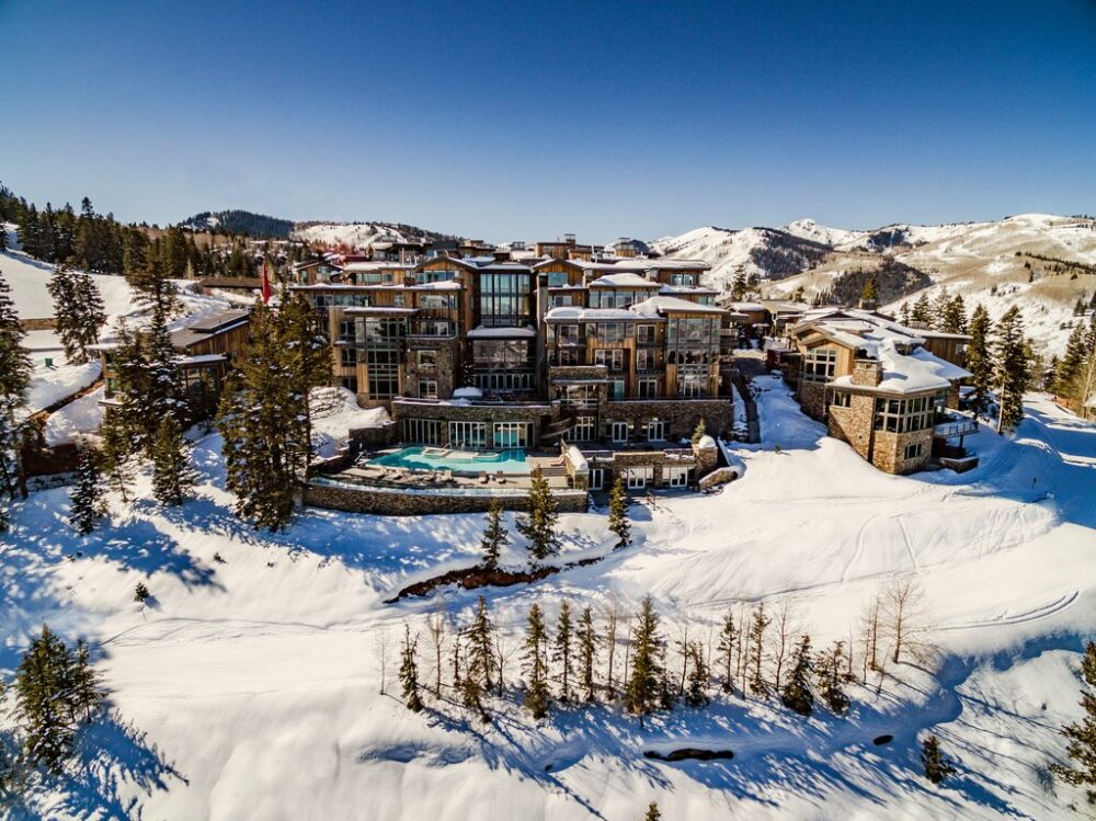vue aérienne de l'hôtel enneigé avec sa piscine extérieure