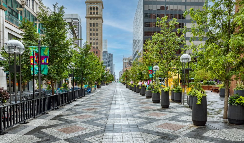 rue piétonne de Denver avec une allée d'arbres