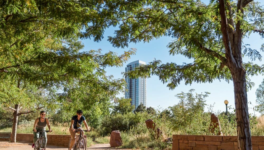 2 personnes à vélo dans un parc