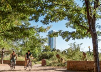 2 personnes à vélo dans un parc