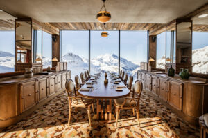 grande salle à manger en bois avec grande table et chaises