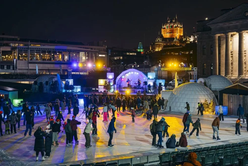 personnes faisant de la patinoire dehors