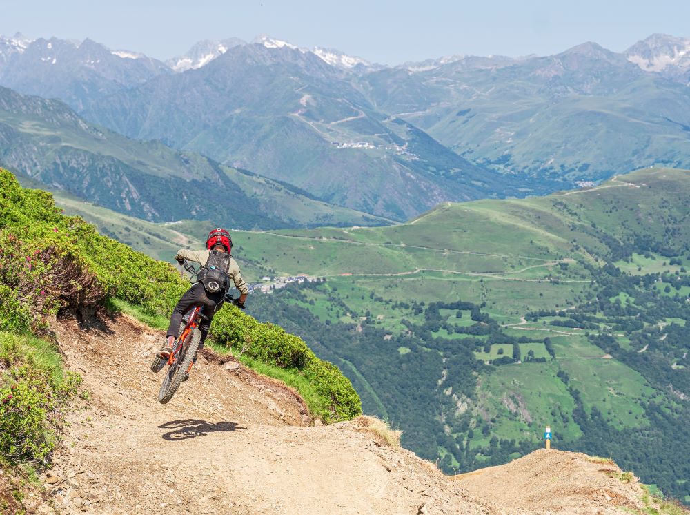 un homme faisant du vélo acrobatique au bord d'une falaise