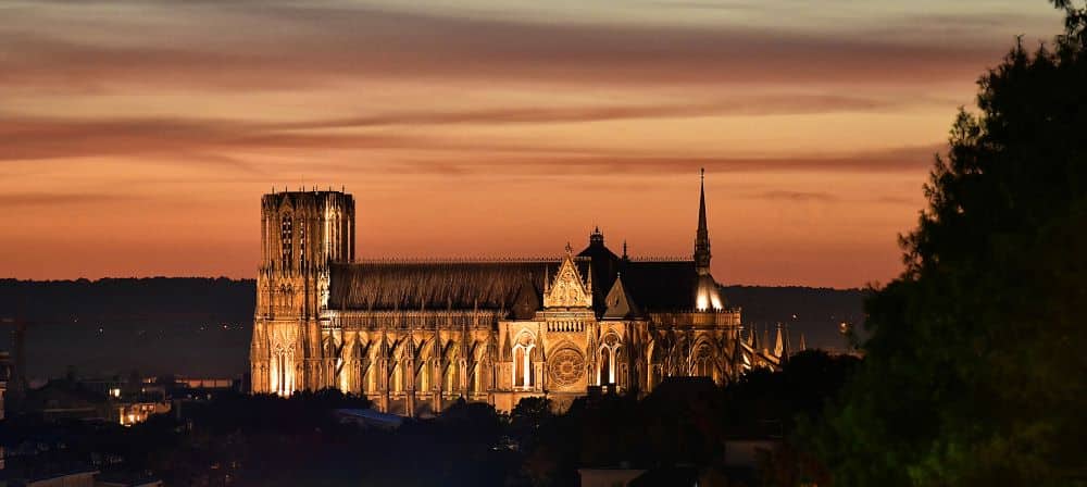 Vue de nuit sur la Cathédrale Notre Dame De Reims illuminée