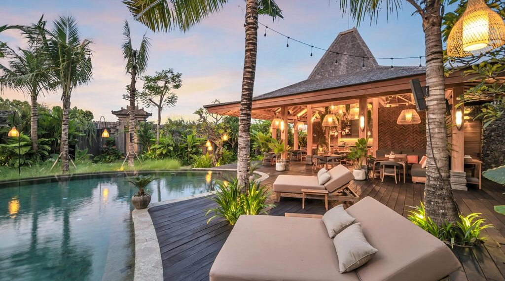 hôtel balinais et sa piscine extérieure et jardins