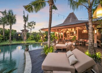 hôtel balinais et sa piscine extérieure et jardins