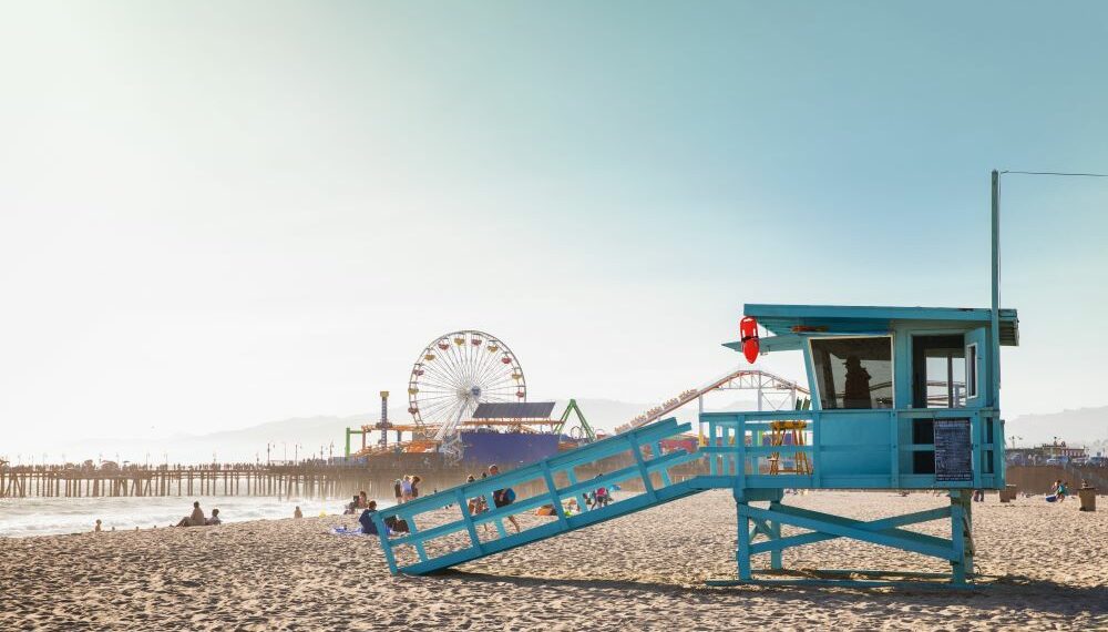 cabane bleue de sauveteurs en mer sur la plage avec la grande roue au loin