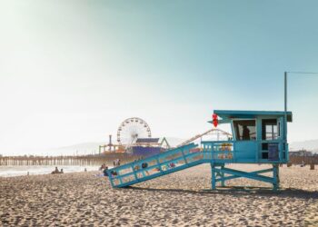 cabane bleue de sauveteurs en mer sur la plage avec la grande roue au loin