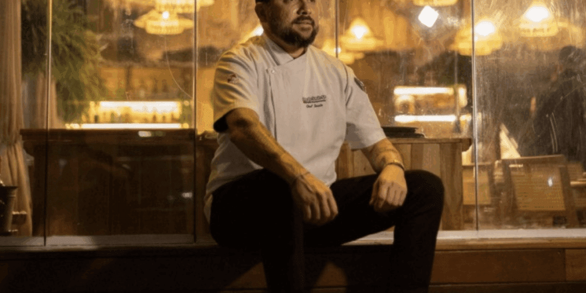 homme assis casquette