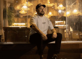 homme assis casquette