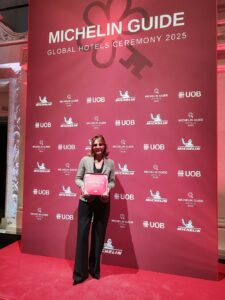 femme devant le panneau rose des awards