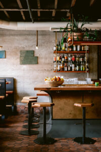 bar avec plusieurs alcools au mur derrière le comptoir