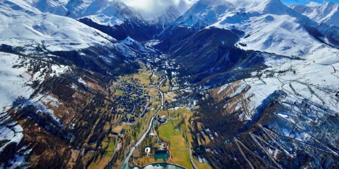 vue aérienne sur la vallée du Louron et le lac