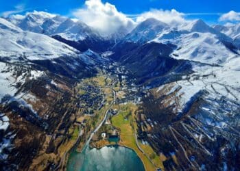 vue aérienne sur la vallée du Louron et le lac