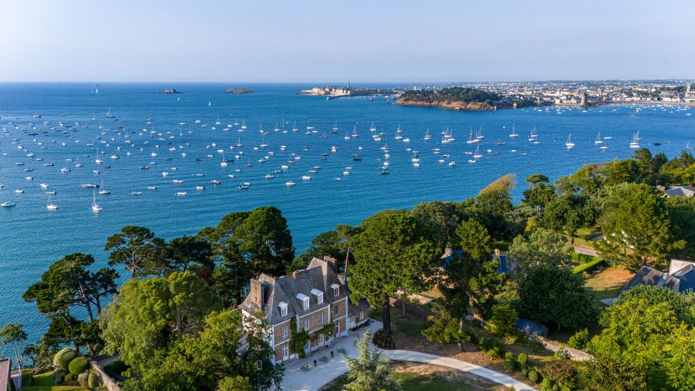 vue aérienne de la Villa Haute Guais en bord de mer et ses jardins