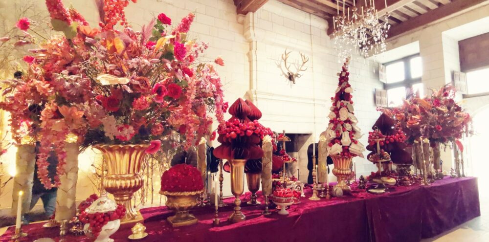 table velours rouge fleurs