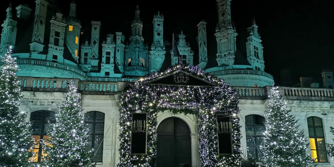 Château sapins guirlandes