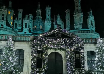 Château sapins guirlandes