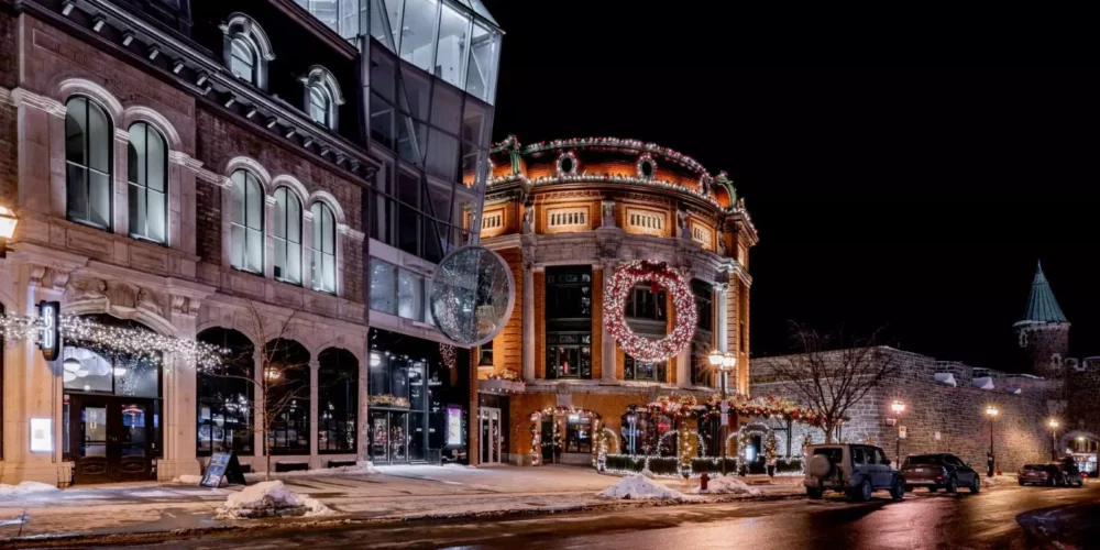 Bâtiments illuminés la nuit avec décorations de Noel au Québec