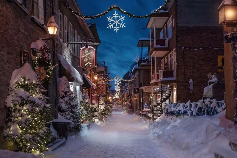 rue piétonne enneigée avec décorations de Noel