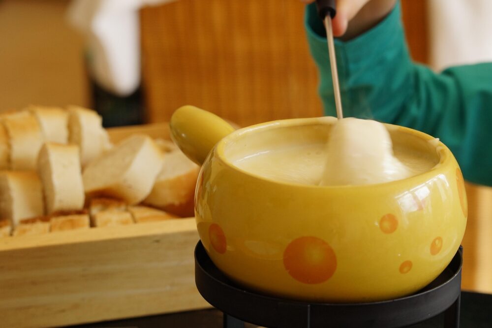 fondue fromage avec ramequin jaune