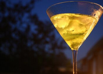 verre de martini jaune la nuit