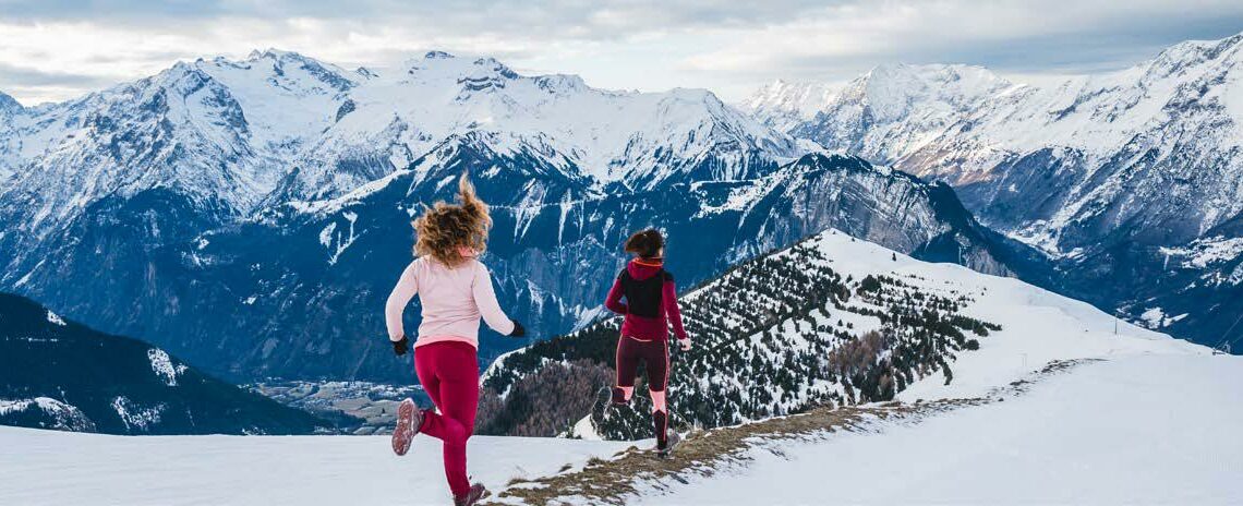 2 femmes faisant leur jogging à la montagne l'hiver