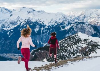 2 femmes faisant leur jogging à la montagne l'hiver