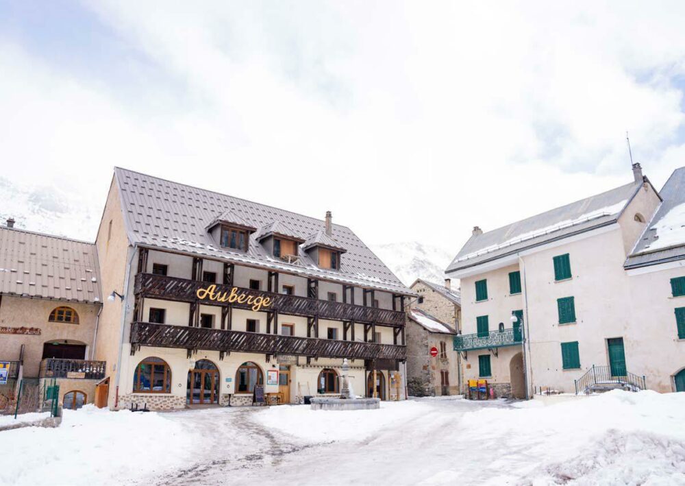 auberge dans une station de ski enneigée