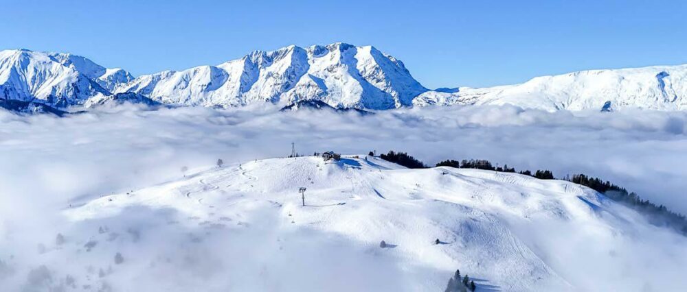 vue d'une plaine et montagne enneigées