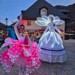 2 femmes en costumes illuminés à la parade de nuit