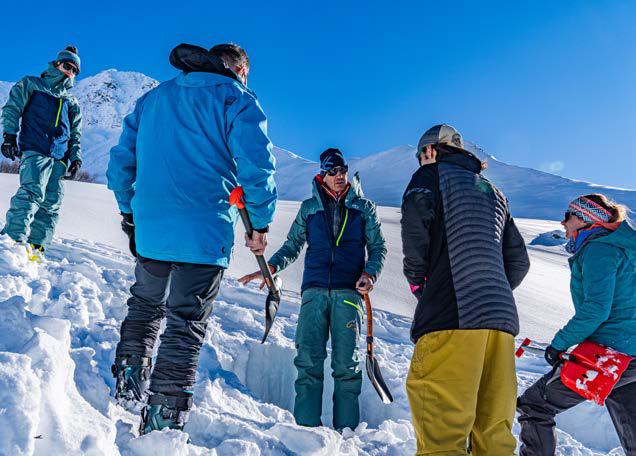 secouristes avec des pelles s'entraînant dans la neige