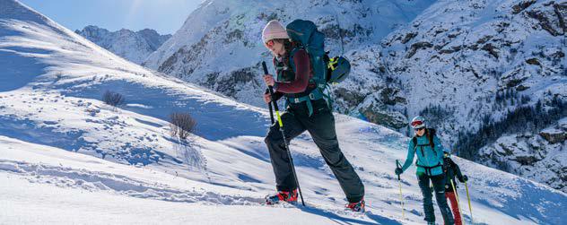3 skieurs de fond grimpant la montagne enneigée