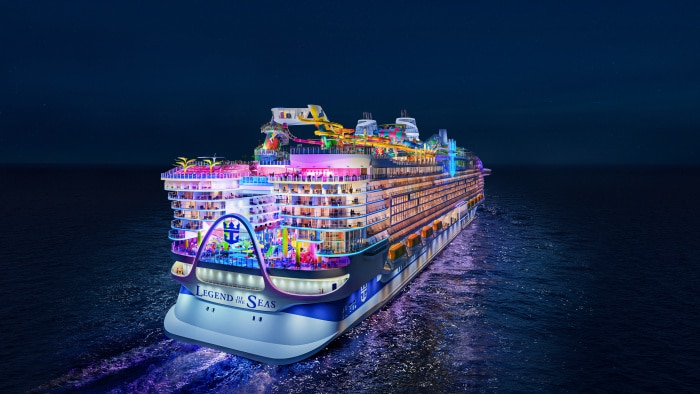 vue aérienne du Royal Caribbean International illuminé la nuit