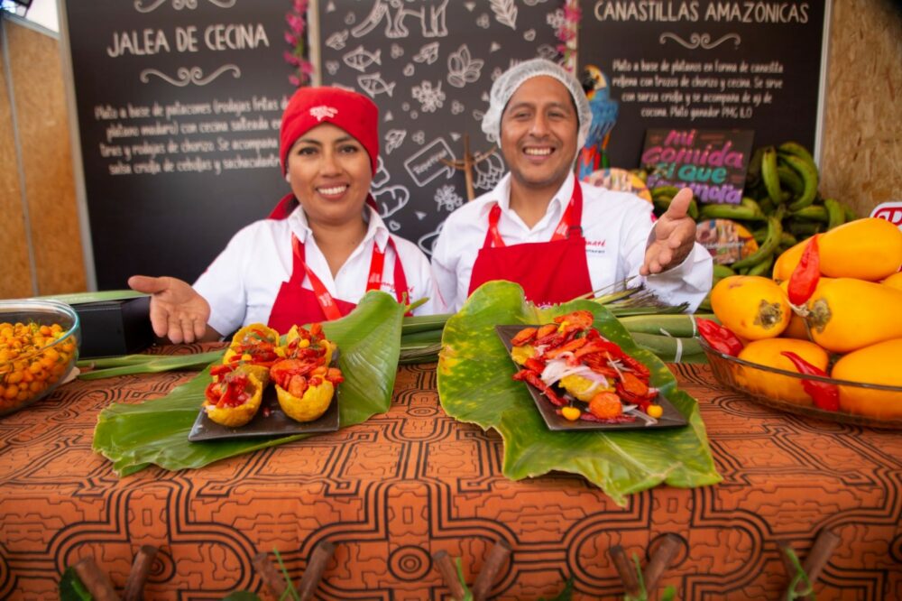 2 serveurs péruviens montrant de la Gélatine de bœuf séché dans 2 paniers amazoniens.