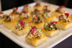 assiette carrée de petits fours suédois