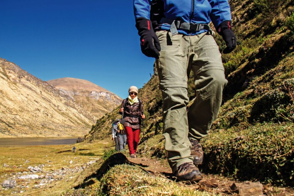 3 randonneurs faisant du trekking dans la sierra péruvienne