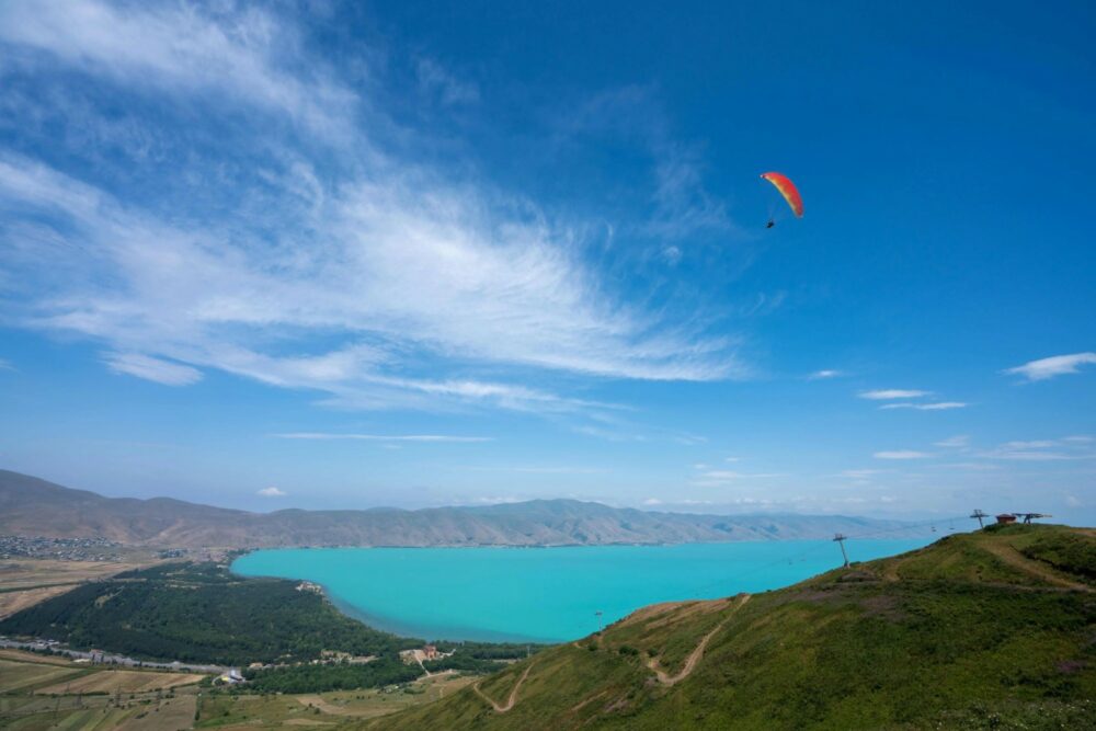 Lac Sevan avec un parachute dans les airs