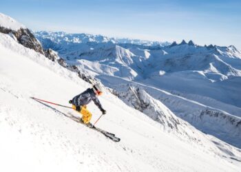 un skieur dévalant une piste