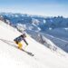 un skieur dévalant une piste