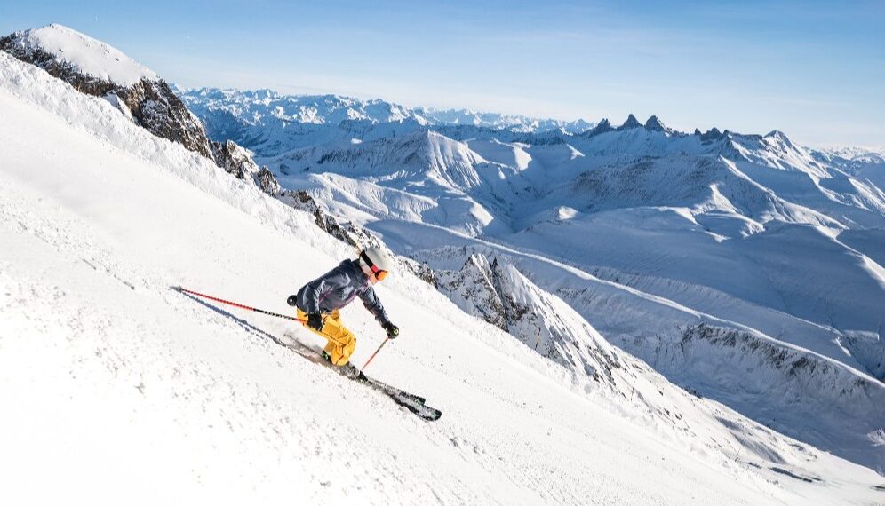 un skieur dévalant une piste