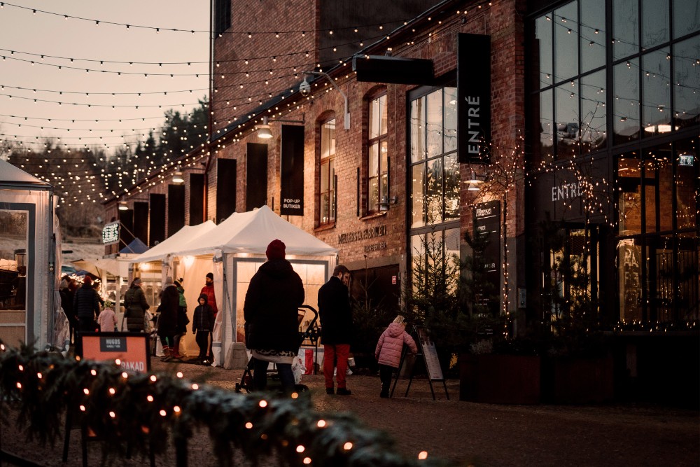 marché de nuit guirlandes étals