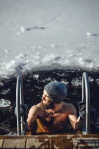 Homme bonnet bain glacée