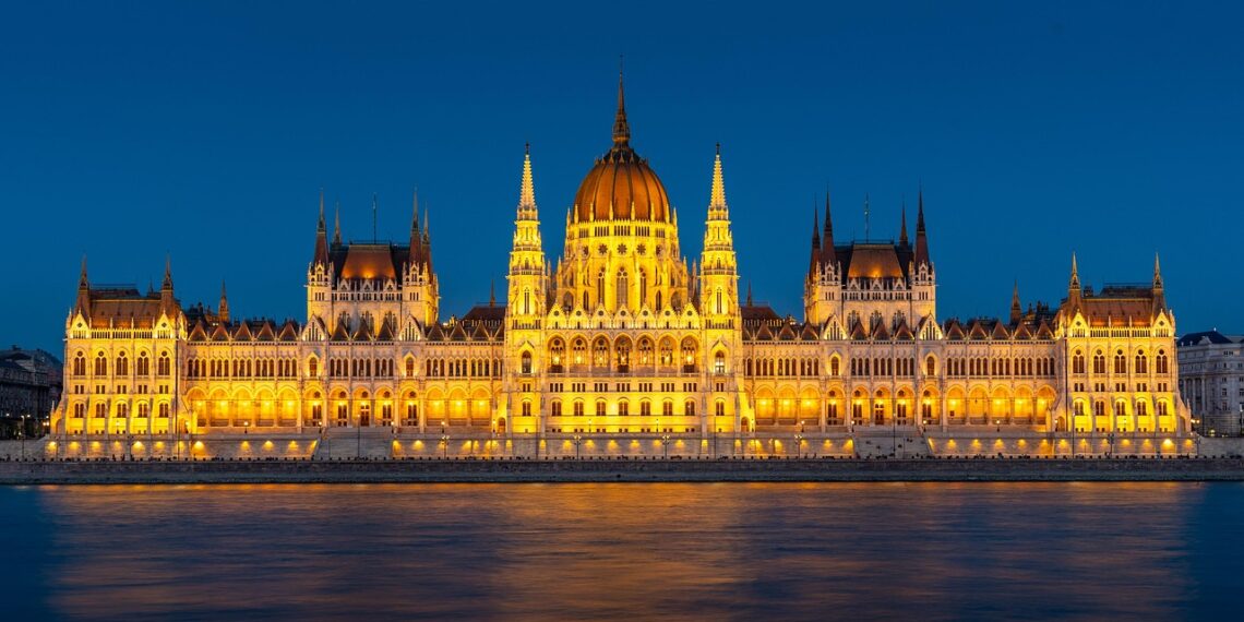 Monument de Hongrie devant le fleuve