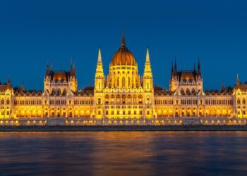 Monument de Hongrie devant le fleuve