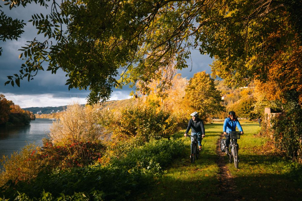 2 personnes à vélo longent les bords de marne