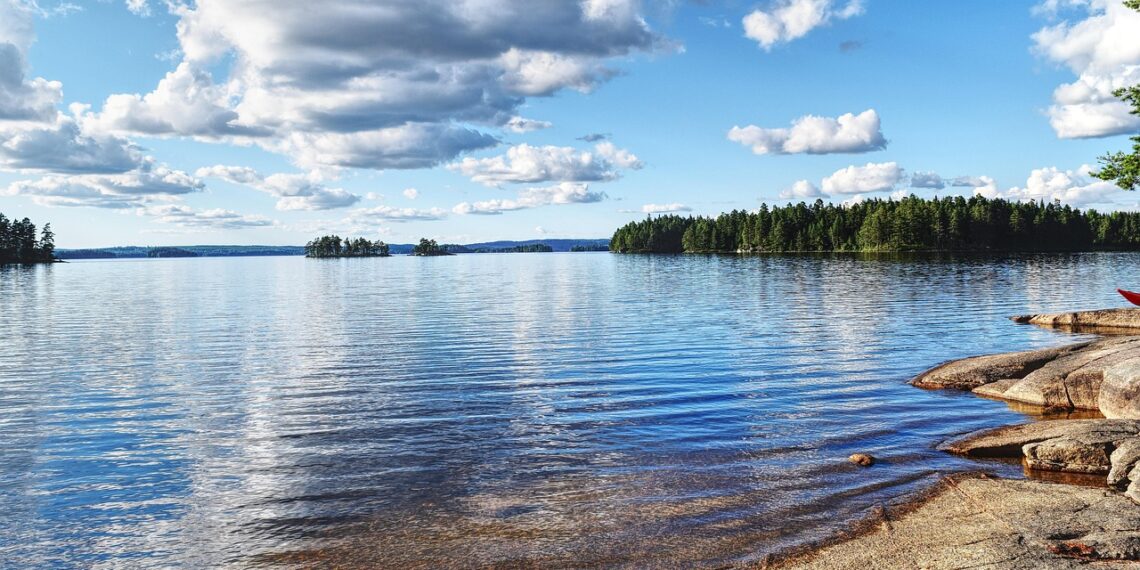 lac en suède avec de jolis nuages