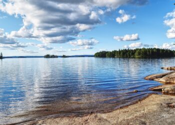 lac en suède avec de jolis nuages