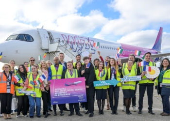 Les équipes de Wizz Air et de l’Aéroport de Bordeaux ont accueilli le premier vol ce mardi 28 octobre à 14h30 ©SA ADBM_APPA