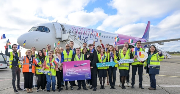 Les équipes de Wizz Air et de l’Aéroport de Bordeaux ont accueilli le premier vol ce mardi 28 octobre à 14h30 ©SA ADBM_APPA